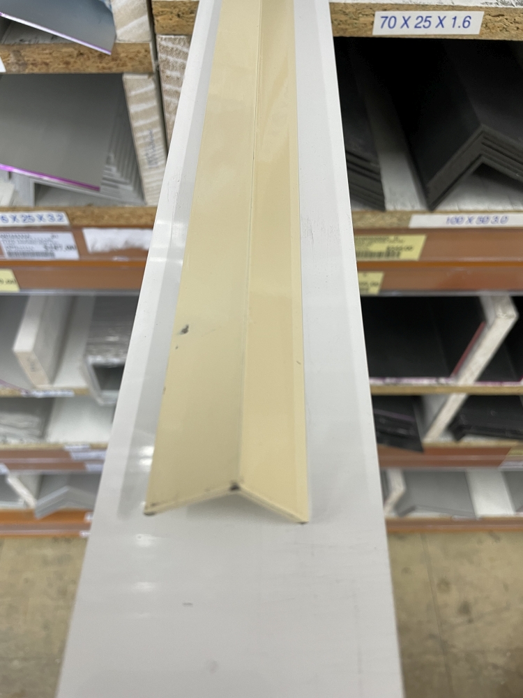 ANGLE 25X25X1.6X6.5M PRIMROSE