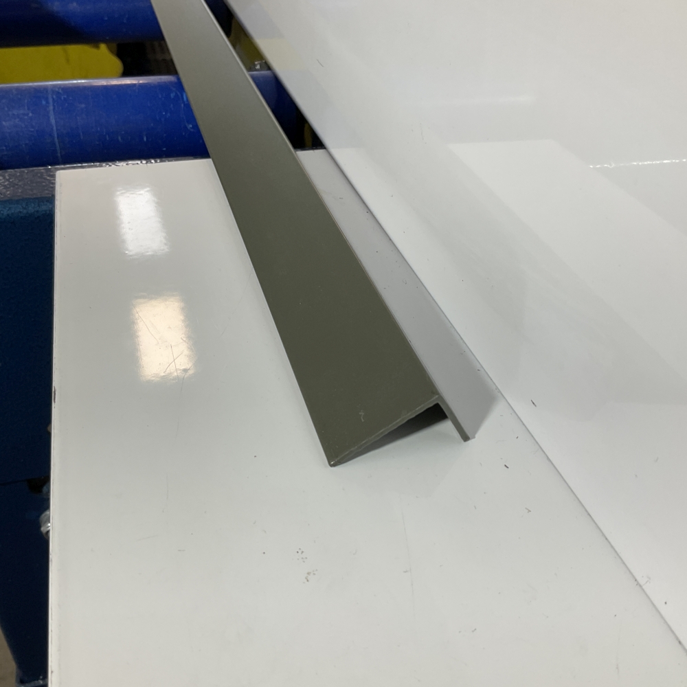 Angle 32mm x 20mm x 1.6mm x 6.5Mtrs - Woodland Grey Matt